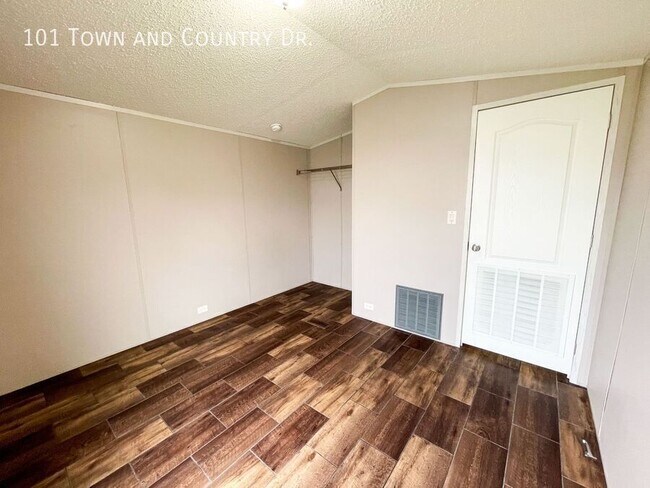 Photo - 101 Town and Country Dr