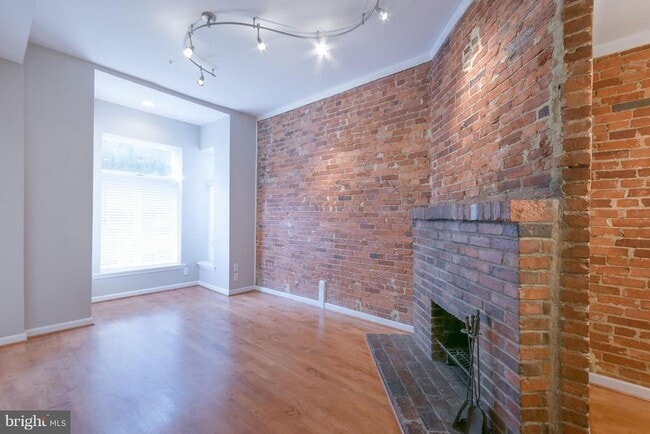 Building Photo - 1352 Kenyon St NW Rental