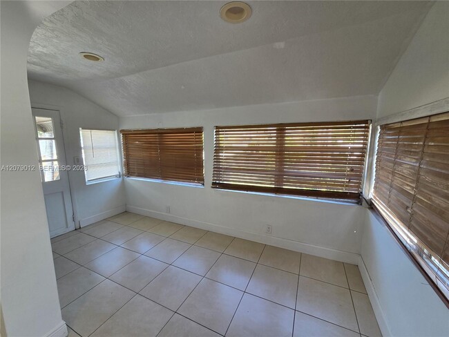 Photo - 708 NE 4th St
