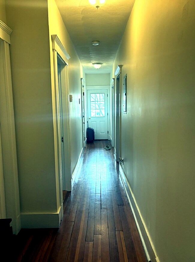 Photo - Spacious 4 Bed - Close to Tufts University - Natural Light