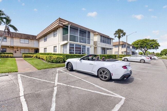 Building Photo - 65 Saxony Cir
