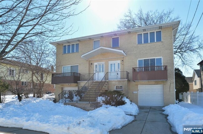 Building Photo - 472 Central