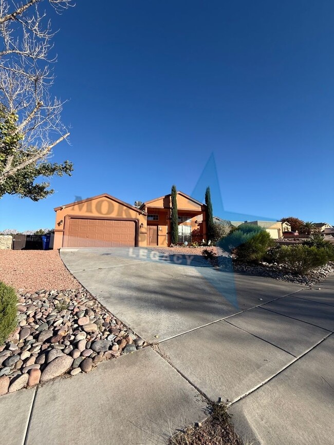 4 bedroom, 4 bath house - Must see landscaping! - 4 bedroom, 4 bath house - Must see landscaping!