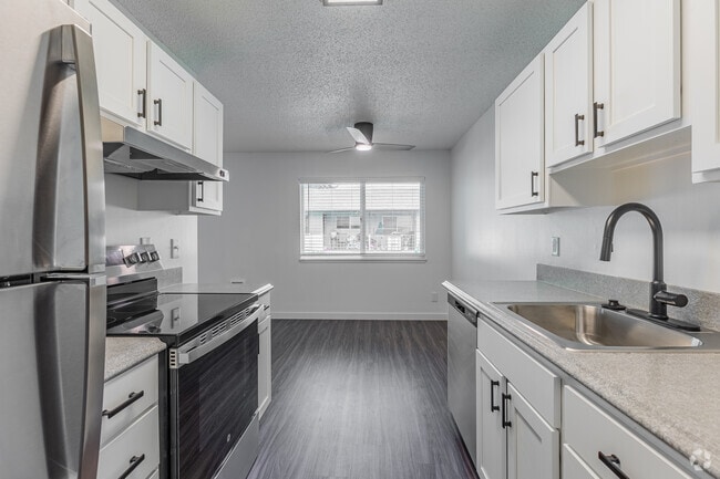 2BR, 1BA - 856SF - Kitchen