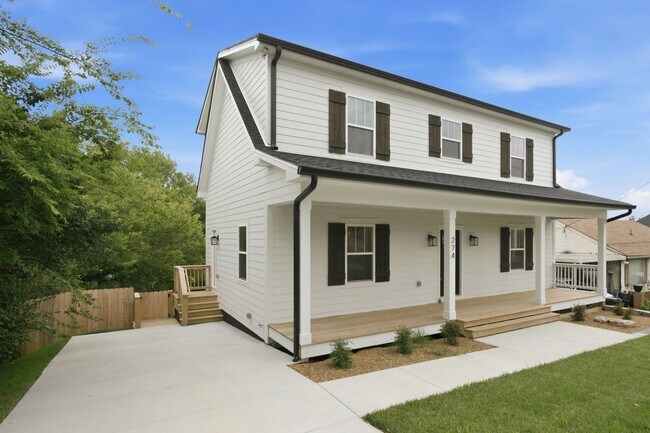 Photo - Spacious 5-Bedroom with Fenced Yard & Modern Amenities
