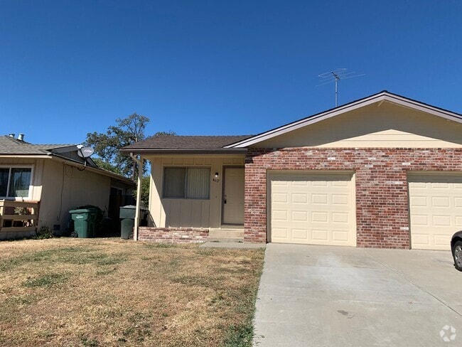 Building Photo - Cute 2 bedroom, 2 bath duplex available NOW! Unit 3170001001 Rental