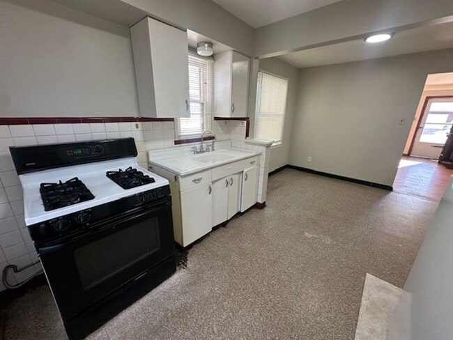 Photo - 4873 Woodstock Ave