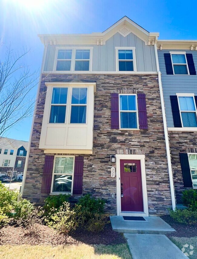 Building Photo - Beautiful End-Unit Townhome
