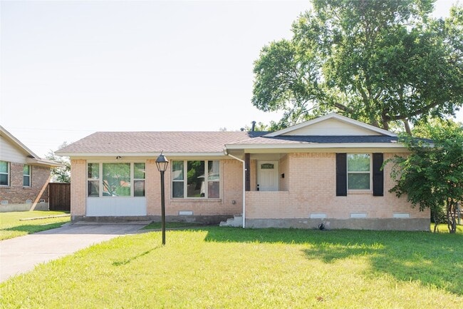 Building Photo - 1102 Lorrie Dr