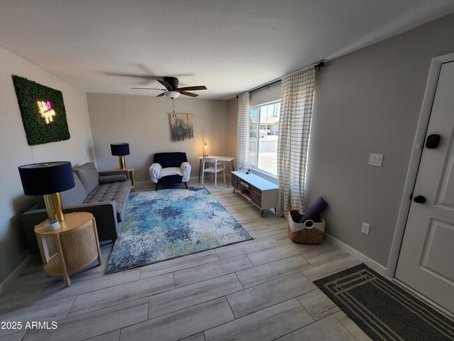 Photo - 630 E Julie Dr