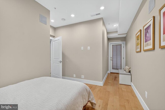 Photo - 816 Kennedy St NW Unidad 3