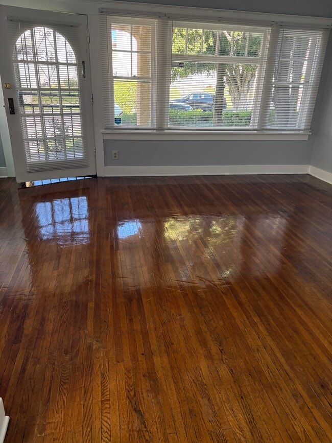 Living Room - 766 N Ridgewood Pl