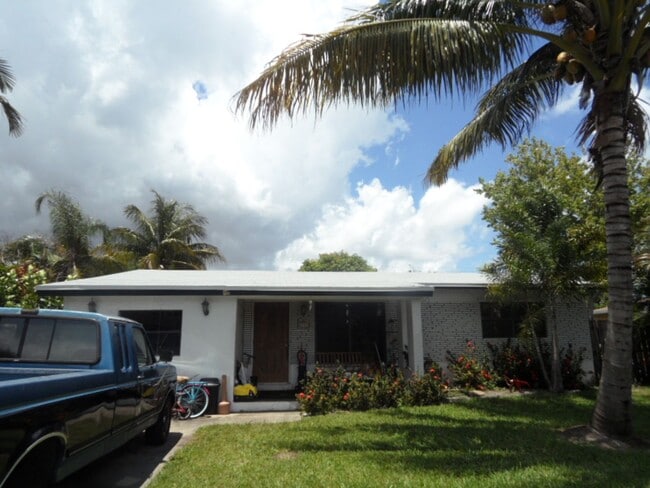 Building Photo - Fully Renovated 3BD Home in Dania Beach - Available Mid-January!