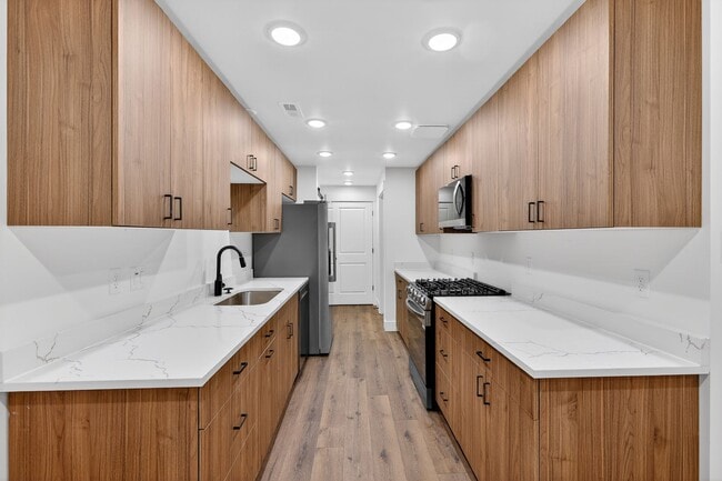 Building Photo - L199ER Unit #2 DOWNSTAIRS