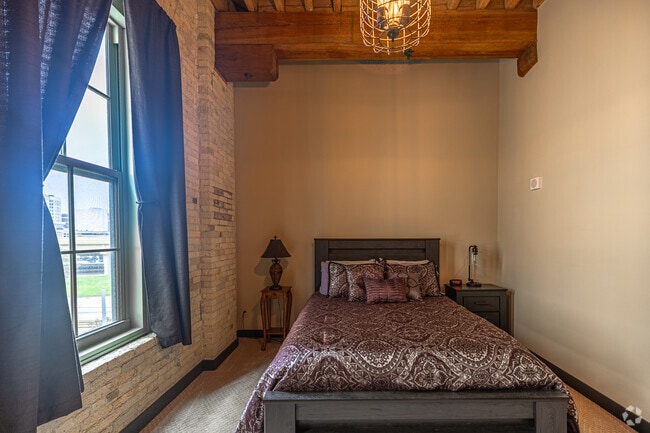 2BR, 1BA - 1000SF