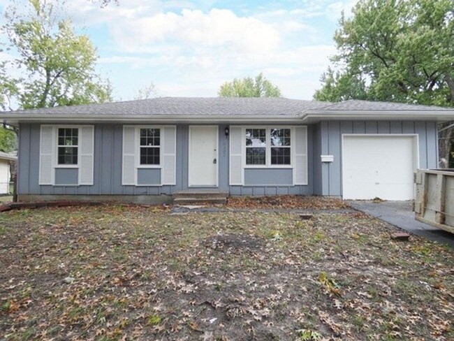 Updated 3 bed/2 Bath KCMO Home available i... - Updated 3 bed/2 Bath KCMO Home available i...