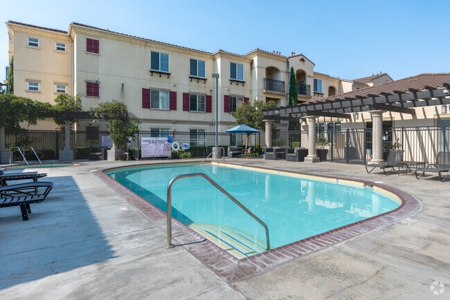 Piscina y spa - Monaco 55+ Apartments