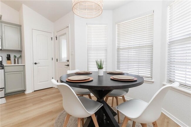 Building Photo - 951 Glass St