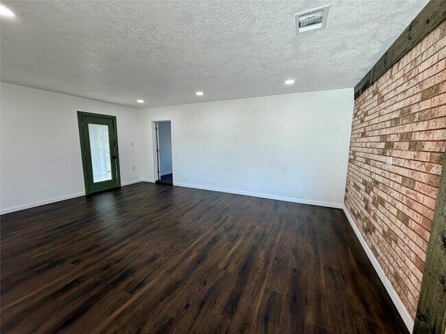 Photo - 100 Shady Oaks Ln