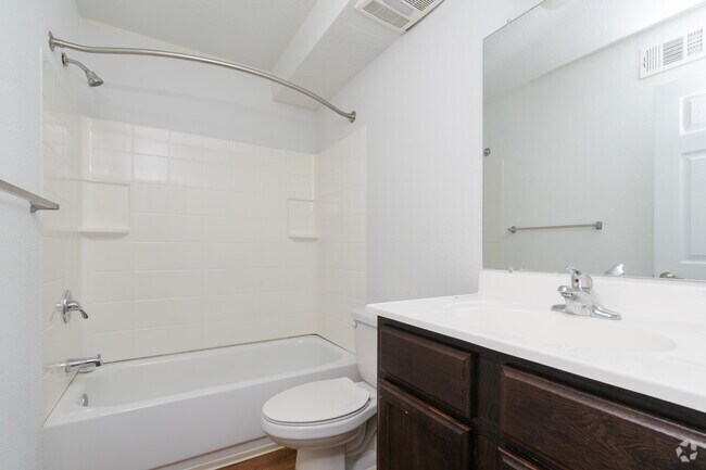 1 habitación, 1 baño - 640 pies cuadrados - Baño - Hollywood Shawnee Apartments