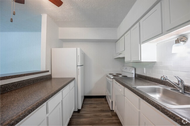 1BR, 1BA - 600SF - Kitchen