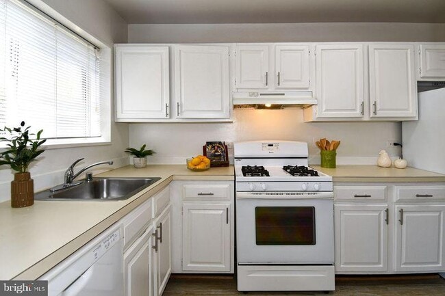 Photo - 10637 Montrose Ave Unit 204