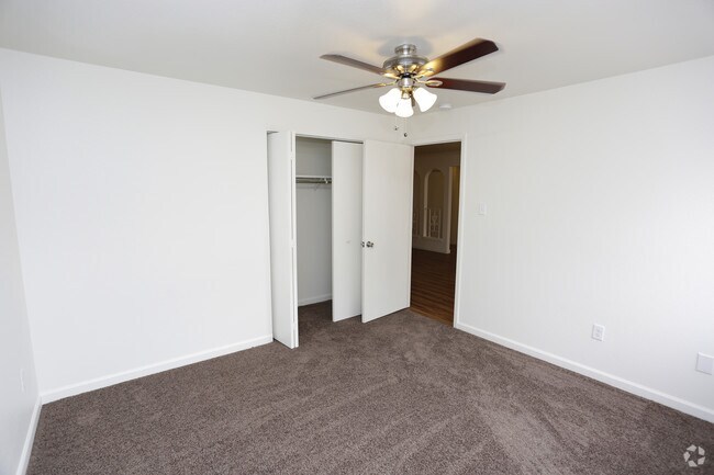2BR, 2BA - 820 SF
