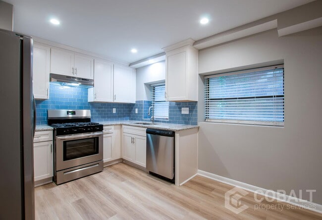 Building Photo - 886 St Charles Ave NE Unit 8