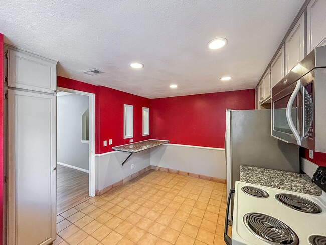 Photo - Beautiful 2BD/2.5BA Townhome W/ A/C and Attached Garage in Bay Ho!