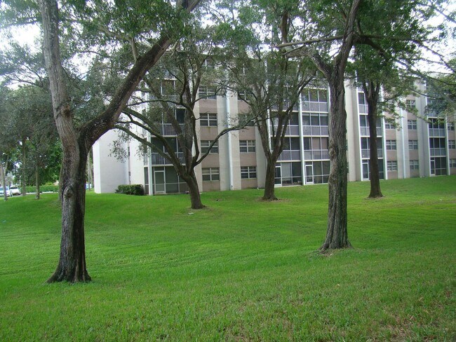 Photo - LARGE 2/2 IN CORAL SPRINGS PRICED RIGHT Tile Floor - Screened Patio - 1 Day Approval Unit 108