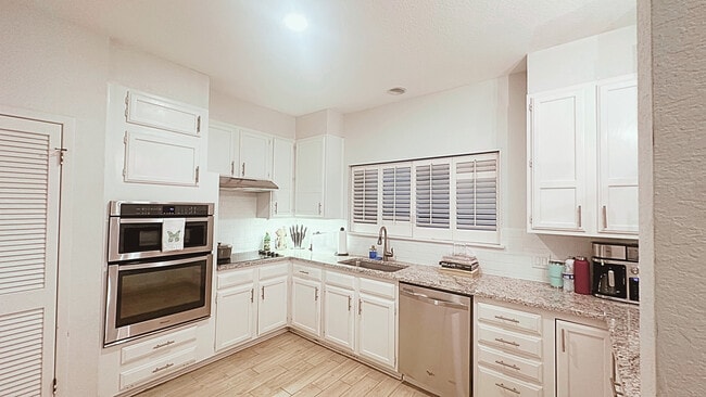 Large bright kitchen - 8103 N New Braunfels Ave #5