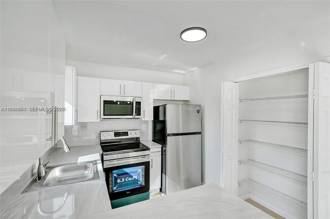 Building Photo - 3398 NE 9th Dr Unit 104