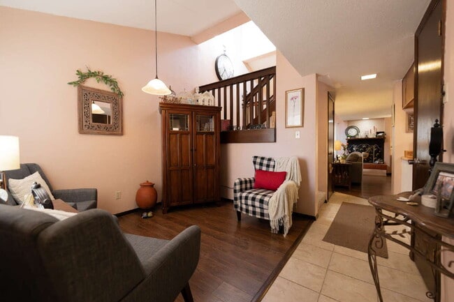 Building Photo - Feel Right at Home – Inviting Fully Furnis... Unit 10C