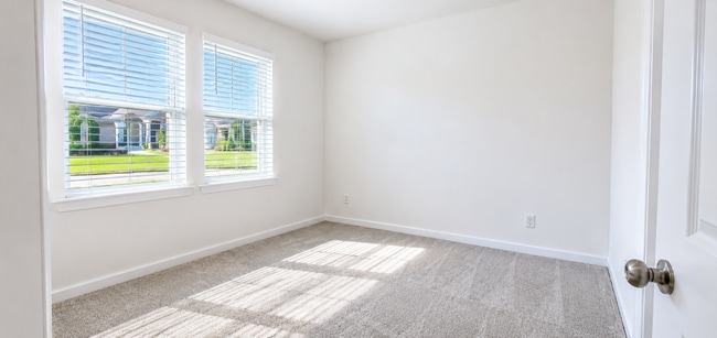 Photo - 430 Rowe Way