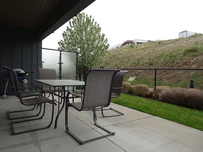 Photo - 883 Academy Way