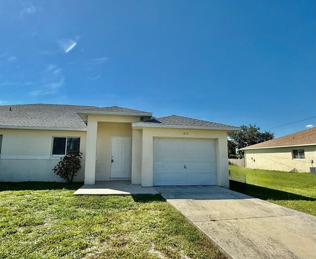 Building Photo - 2 Bedroom + Den, 2 Bath Duplex!