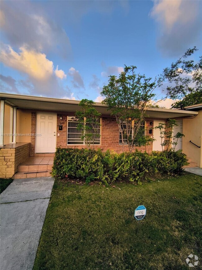 Building Photo - 1225 SW 11th Ave Unit 1223 Rental