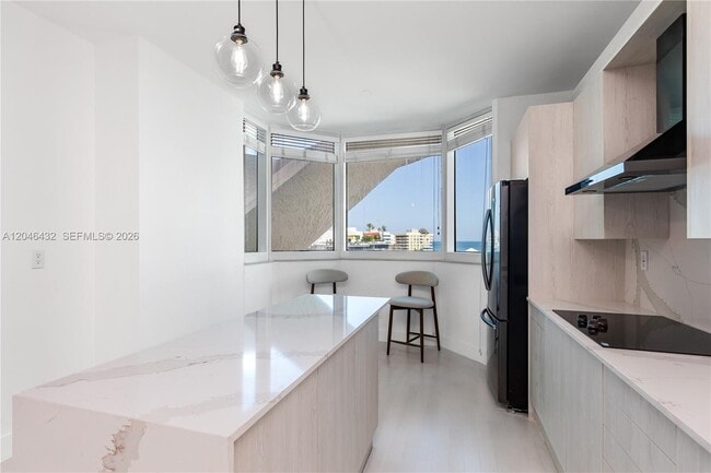 Building Photo - 300 S Pointe Dr Unit 6500