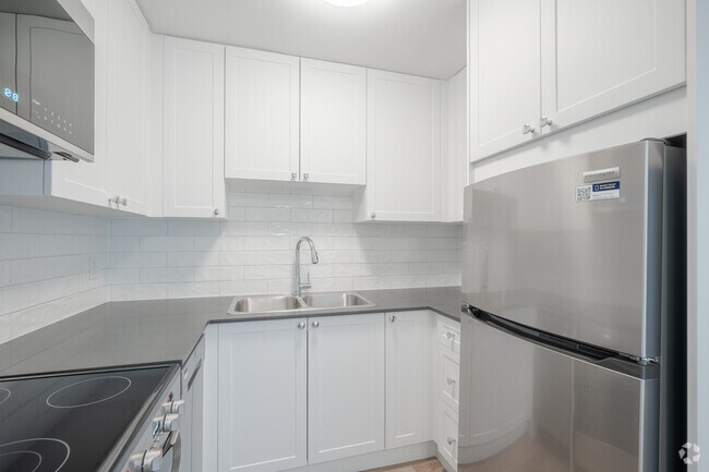 2BR, 1BA - 924SF - Kitchen