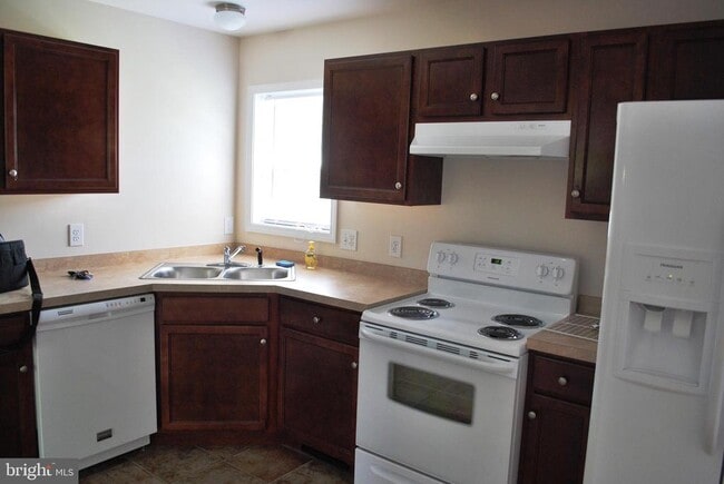 Building Photo - 306 Oakwood Ave