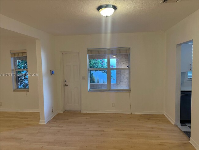 Photo - 725 Navarre Ave