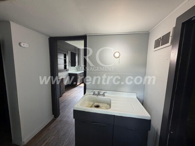 715 Woodbury-