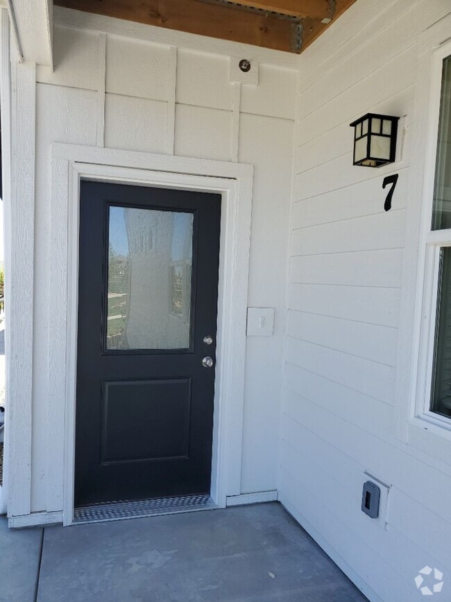 Building Photo - Fort Collins Brand New 2 Bed / 2 Bath 1st ... Unit G Rental