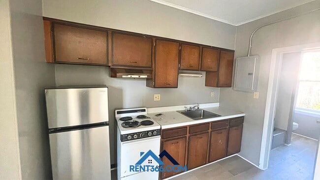 Photo - 101 N George St