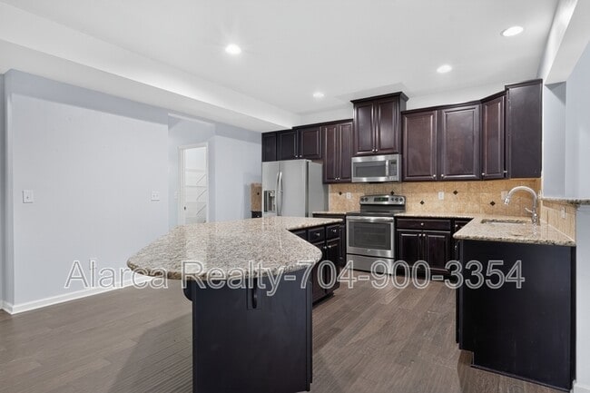 Photo - 5804 Selkirkshire Rd