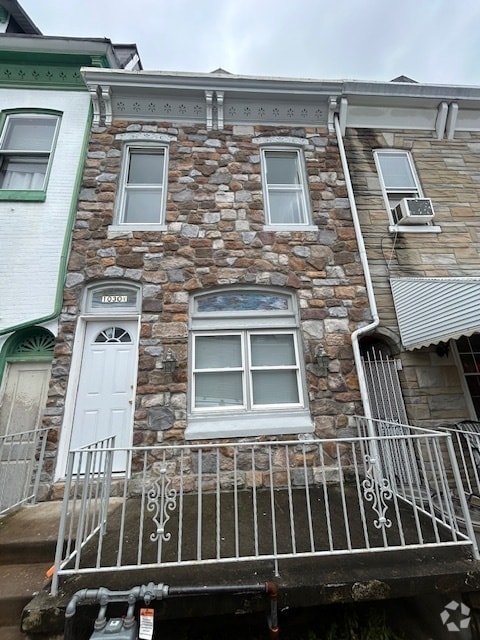 Building Photo - 1030A Elm St Rental