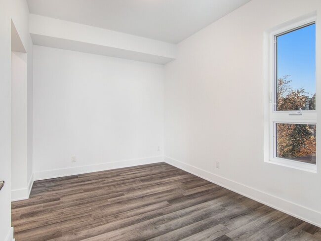 Photo - 258 Carruthers Av