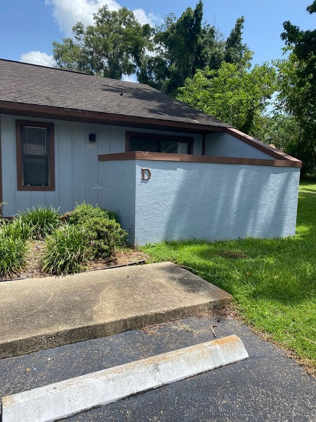 Building Photo - 620 SE 28th Pl Unit D