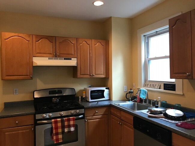 Building Photo - 55 Bristol Rd Unit 1 Rental