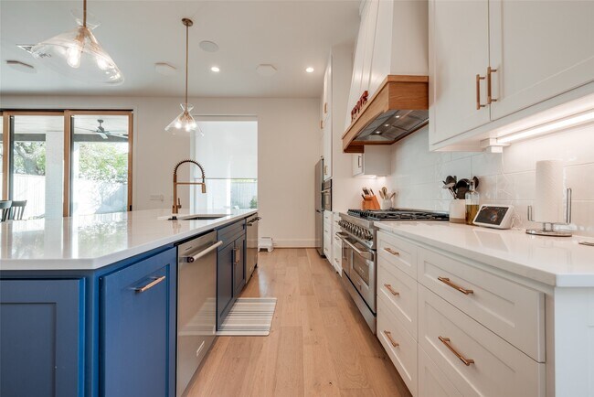 Photo - 907 W 43rd St